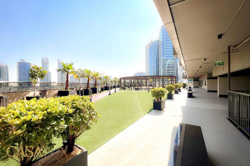 Lovely Big Studio W/ Burj Khalifa View In Downtown Dubai Exterior foto